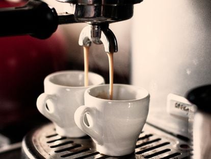 Antes de encajar el cacillo en la máquina de 'espresso' es necesario prensar el café.