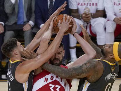 Marc Gasol, entre Klay Thompson y Cousins.