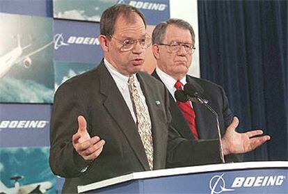 Phil Condit, a la izquierda, junto con Harry Stonecipher, en 1997, en el anuncio de fusión de Boeing y McDonnell.