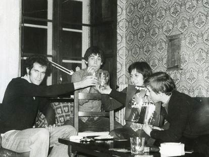 José Joaquín Sánchez, 'El Jaro' (derecha), sostiene el disco 'Hoy igual que ayer', de Los Chichos, en 1978.