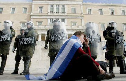 Policias hacen guardia durante el desarrollo de una protesta frente al parlamento griego en Atenas