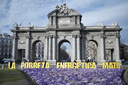 Protesta contra la pobreza energética en la Puerta de Alcalá (Madrid).