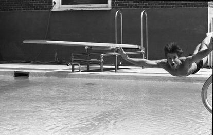 Lanzándose a la piscina del hotel Viking durante el Newport Folk Festival, en Rhode Island, 1964. Era el festival predilecto de la comunidad folk, militantes del género que no digerían bien las aventuras fuera del armazón de la canción protesta. Aquel año no aplaudieron a Dylan, que presentó un disco lleno de canciones sobre su ruptura con Suze Rotolo, 'The Another Side Of Bob Dylan'. Los críticos le acusaron tras la actuación de “haber perdido el contacto con la gente”