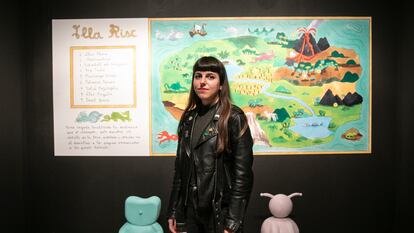 La autora Roberta Vázquez, con un estilo gráfico que bebe del underground y canibaliza los iconos pop en clave de humor, posa en su instalación en la exposición 'Constelación gráfica' en el CCCB.