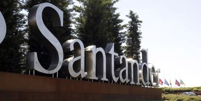 Logotipo de Santander en su sede de la Ciudad Financiera de Boadilla del Monte, en Madrid.