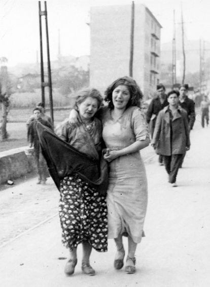 Una mujer consuela a otra tras un bombardeo en Oviedo en 1936.
