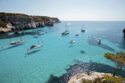 Embarcaciones en Cala Macarella, en Menorca.