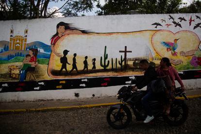 Un mural en la comunidad de Comitancillo en honor a los migrantes que fallecieron en Camargo, Tamaulipas.