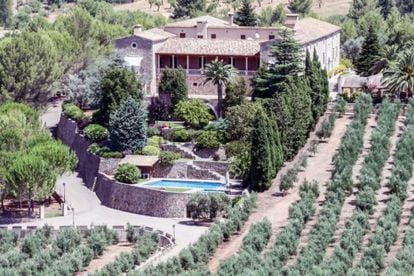 Masía medieval en Puigpunyent, Mallorca. En un entorno privilegiado se encuentra esta vivienda rodeada de más de 9.000 olivos y helipuerto. En una parcela de 820.000 metros cuadrados y con 4.00 metros cuadrados de vivienda que alberga diez habitaciones. Sus propietarios la comercializan por 26,5 millones de euros.
