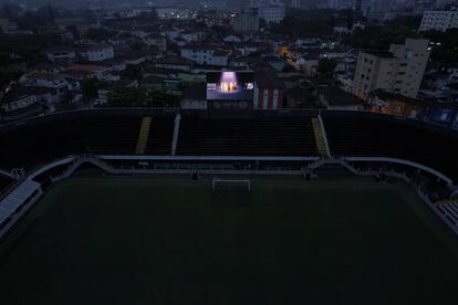 El estadio de VIla Belmiro, del Santos FC, en oscuras. El videomarcador, encendido muestra una corona y el texto 'Edson Arantes do Nascimento - 1940 - 2022'.