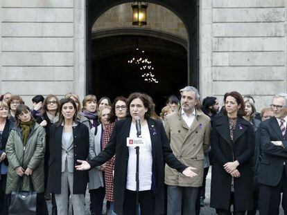 La alcaldesa de Barcelona, Ada Colau y el ersonal del ayuntamiento de Barcelona en un acto con motivo del D&iacute;a de la Mujer. 