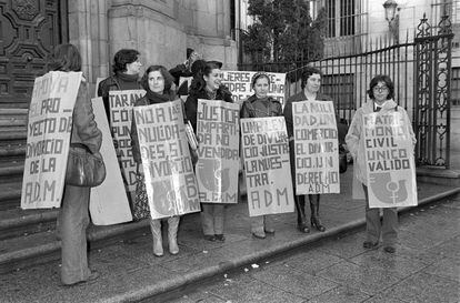 Varias manifestantes apoyan a integrantes de la Asociación Democrática de la Mujer encerradas en la madrileña basílica de San Miguel para pedir la ley del divorcio, en diciembre de 1977.