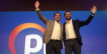 El presidente del Partido Popular, Pablo Casado (d), junto al presidente de la Junta de Andalucía, Juanma Moreno (i), en la apertura de la Convención Económica que el PP celebra este sábado en Córdoba.