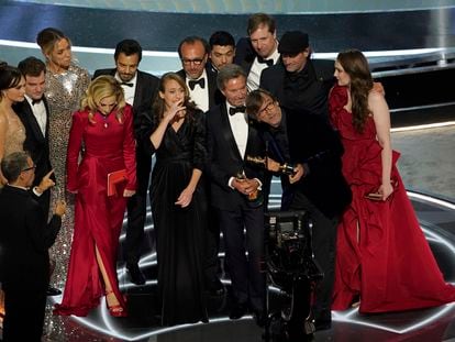 El equipo de 'CODA' sube a recoger el Oscar a mejor película el pasado 27 de marzo.