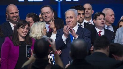 El primer ministro de Israel, Benjamin Netanyahou, celebra los resultados electorales, este martes en Tel Aviv. 