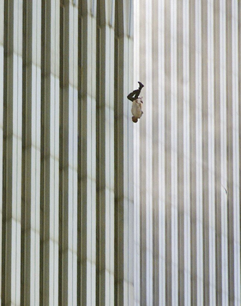 Una persona caía al vacío desde la Torre Norte del World Trade Center.