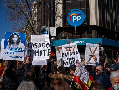 Manifestación a favor de Isabel Díaz Ayuso y contra Pablo Casado ante la sede del PP en Madrid, el pasado fin de semana.