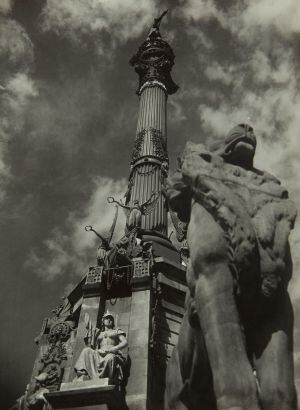 Fotografía del monumento a Colón de Gabriel Casas, realizada en 1930.