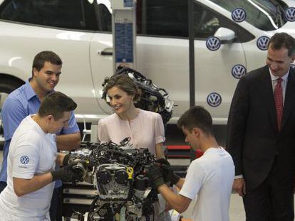 El rey Felipe VI y la reina Letizia, durante la visita que han realizado a la planta navarra de Volkswagen con motivo de su cincuenta aniversario. 