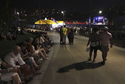 La música se hace un hueco en Madrid Río. En la imagen, los madrileños descansan sentados en los bancos durante las fiestas de 'la Melonera' de Arganzuela, que acogieron conciertos gratuitos y numerosas casetas de partidos políticos. 'La Melonera' es la natividad de la Virgen del Puerto, llamada así popularmente.