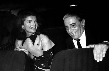 Jackie Kennedy y Aristóteeles Onassis abandonando el restaurante Maxim's de París en mayo de 1972.