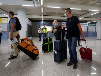 Llegada de turistas alemanes al aeropuerto de Palma de Mallorca a mediados de junio.