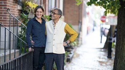 This photo obtained October 14, 2019 courtesy of the Massachusetts Institute of Technology(MIT) shows Abhijit Banerjee and Esther Duflo winners of the 2019 Nobel Prize for Economics at their home in Boston, Massachusetts on October 14, 2019. - A trio of American economists on October 14, 2019 won the Nobel Economics Prize for their work in the fight against poverty, including novel initiatives in education and healthcare, the Royal Swedish Academy of Sciences said. Indian-born Abhijit Banerjee of the US, his French-American wife Esther Duflo -- a former advisor to ex-US president Barack Obama -- and Michael Kremer of the US were honoured "for their experimental approach to alleviating global poverty," the jury said."This year's laureates have introduced a new approach to obtaining reliable answers about the best ways to fight global poverty," the jury said. (Photo by Bryce Vickmark / MIT / AFP) / RESTRICTED TO EDITORIAL USE - MANDATORY CREDIT "AFP PHOTO / MASSACHUSETTS INSTITUTE OF TECHNOLOGY/BRYCE VICKMAN/HANDOUT" - NO MARKETING - NO ADVERTISING CAMPAIGNS - DISTRIBUTED AS A SERVICE TO CLIENTS