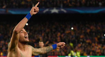 Neymar festeja con el Camp Nou el triunfo hist&oacute;rico ante el PSG.