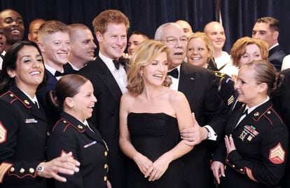 El Príncipe Enrique y Anne-Sophie Mutter, junto con el entonces Secretario de Estado Colin Powell en una cena en el Ritz Carlton de Washington DC. 