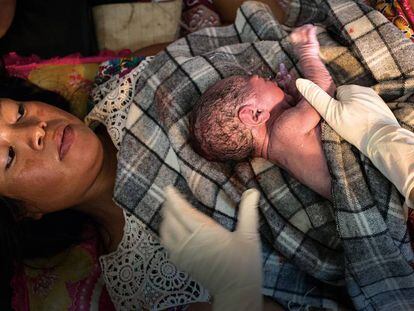 Una madre con un recién nacido en Camboya.