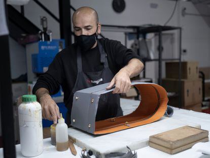 Un trabajador de la firma Betangible, de Ubrique (Cádiz), produce un artículo de piel de lujo por el que el pueblo es conocido dentro del sector.
