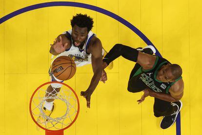 Andrew Wiggins, de Golden State Warriors (izquierda) marca ante Al Horford, de Boston Celtics, este lunes en el quinto partido de la final de la NBA.