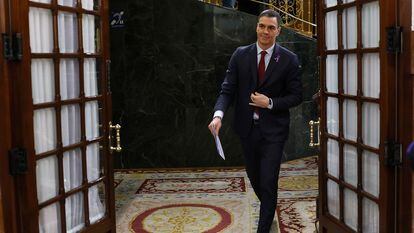El presidente del Gobierno, Pedro Sánchez, abandona el hemiciclo tras asistir a la sesión de control al Ejecutivo, el 13 de marzo.