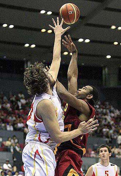 Pau gasol es el jugador más imprescindible de la selección. Ha vuelto a liderar la victoria de españa. En la imagen, trata de recuperar un rebote frente al angoleño Gomes.