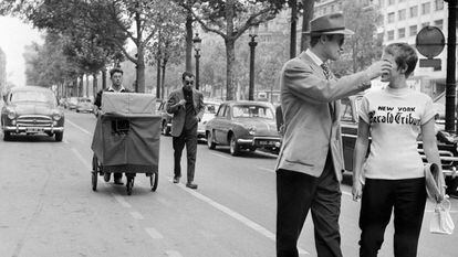 Rodaje de 'Al final de la escapada', con Coutard y Godard (con gafas oscuras), detrás de la pareja protagonista: Jean-Paul Belmondo y Jean Seberg.