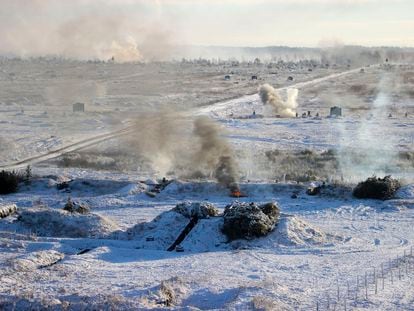 Maniobras de entrenamiento conjunto en Gozhsky, en Bielorrusia, que comparte frontera Sur con Ucrania, adonde el Kremlin mandó la semana pasada tropas.