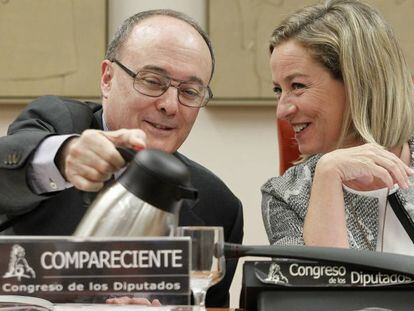 El gobernador del Banco de España, Luis María Linde, junto a la portavoz de Coalición Canaria (CC) en el Congreso, Ana Oramas, ayer en el Congreso