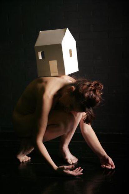 Representación de 'Paredes de papel', de la coreógrafa Lesley Telford.
