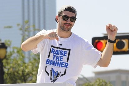 Stojakovic celebra el título de la NBA con los Dallas conseguido el último año.