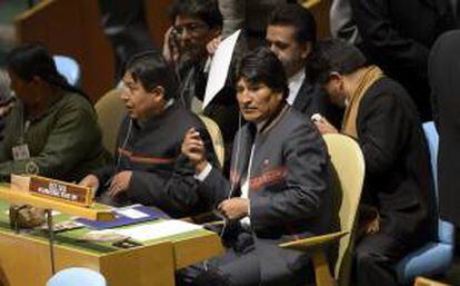 El presidente boliviano Evo Morales (d) antes de participar en la inauguración oficial del Año Internacional de la Quinua en la ONU en la sede de dicho organismo en Nueva York, Estados Unidos hoy 20 de febrero de 2013.