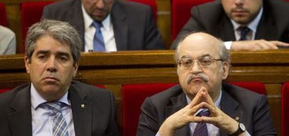 Francesc Homs, consejero de la Presidencia, y Andreu Mas-Colell, de Economía, en un Pleno del Parlament.