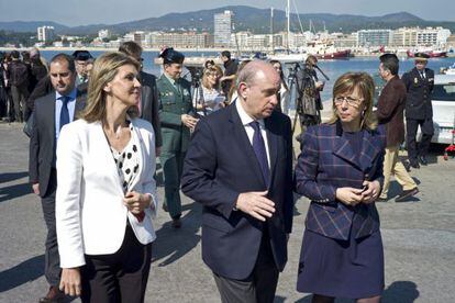 La delegada del Govern espanyol a Catalunya, Llanos de Luna; el ministre de l'Interior, Jorge Fernández Díaz, i l'alcaldessa de Palamós, Teresa Ferrer, durant la visita del ministre aquest dijous al port de Palamós.