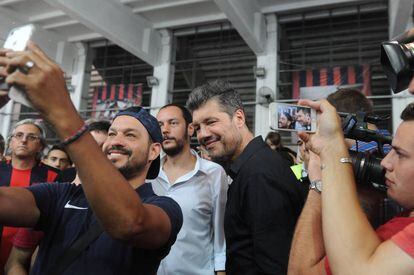 Marcelo Tinelli se fotografía con hinchas de San Lorenzo.