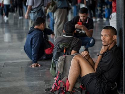 Un migrante espera sentado en la Central de Autobuses del norte, en Ciudad de México, en octubre 2022