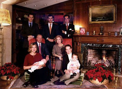La felicitación navideña de los Reyes de España en 1999 fue esta foto de familia junto a sus hijos, nietos y yernos. Las infantas posan con sus primogénitos, Cristina con Juan Valentín (nacido apenas tres meses antes) y Elena con Felipe Juan Froilán (de entonces año y medio).