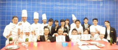 El equipo del restaurante Sant Pau de Tokio, celebrando la concesión de su segunda estrella Michelin.