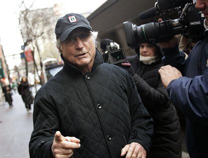 El financiero Bernard Madoff camina por Nueva York mientras se llevaba a cabo la investigación de su fraude en diciembre de 2008.