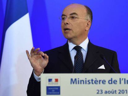 El ministro de Interior franc&eacute;s, Bernard Cazeneuve, en una rueda de prensa conjunta sobre seguridad con su hom&oacute;logo alem&aacute;n, este martes. 