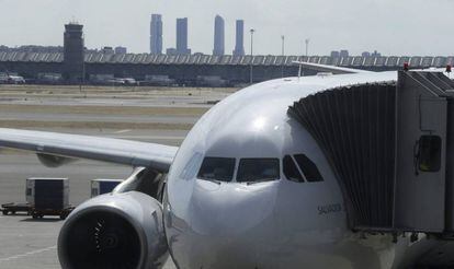Vista de un avi&oacute;n de la compa&ntilde;&iacute;a Iberia en el aeropuerto de Adolfo Su&aacute;rez Madrid Barajas. 