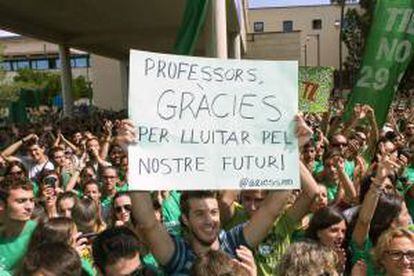 Jóvenes ante la rectoría de la Universidad de las Islas Baleares, protestan por el Tratado Integrado de Lenguas (TIL), aprobado por el Govern balear mediante decreto, durante el solemne acto de apertura del año académico de la UIB.